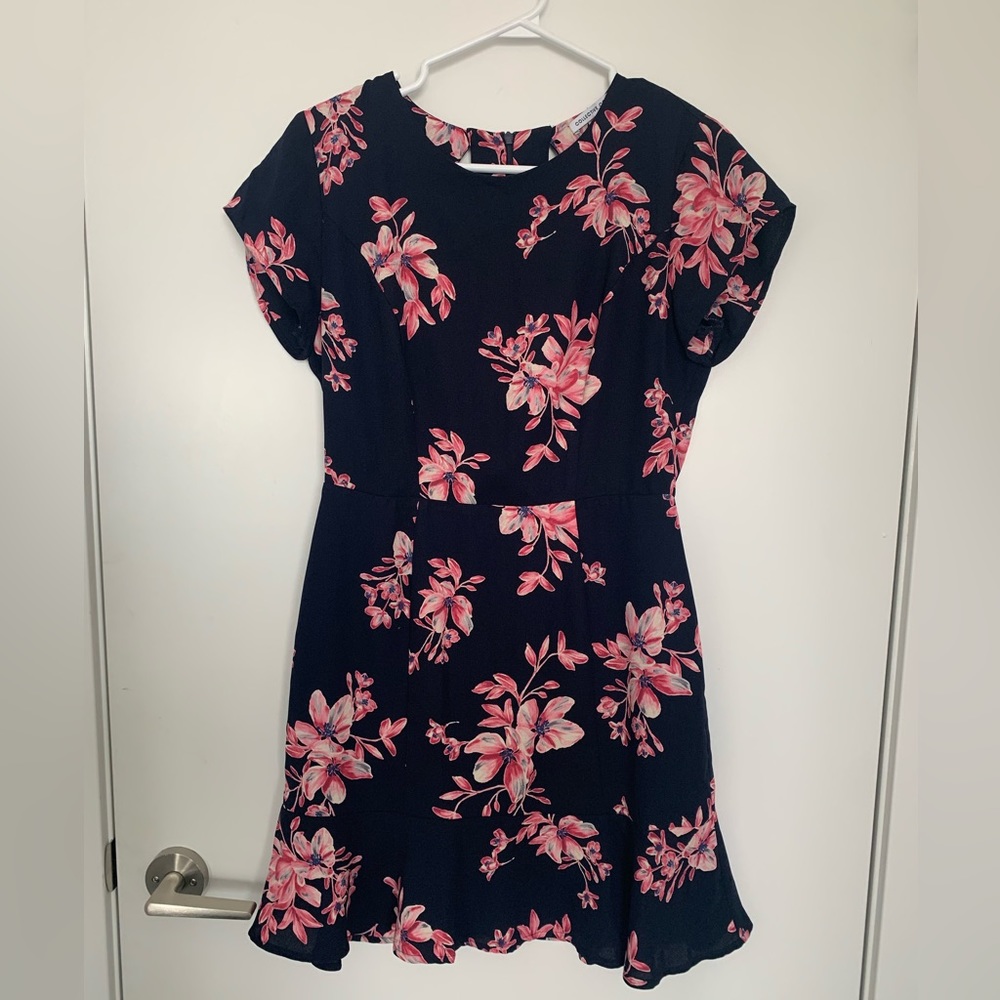 Collective Concepts dress. Size small.  Hits above the knee on a 5’ 2” person.